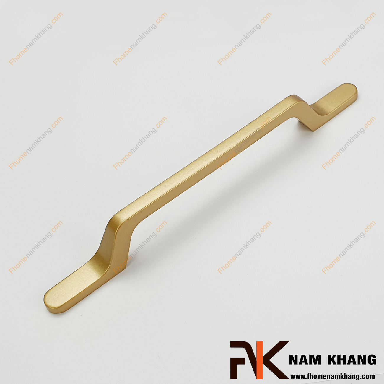 Tay nắm tủ dạng thanh vuông NK202-V là một thiết kế tay nắm tủ có thiết kế khá đơn giản. Bề ngoài của tay nắm dạng một thanh vuông nguyên khối được xử lý bo tròn các góc cạnh hiện đại. 