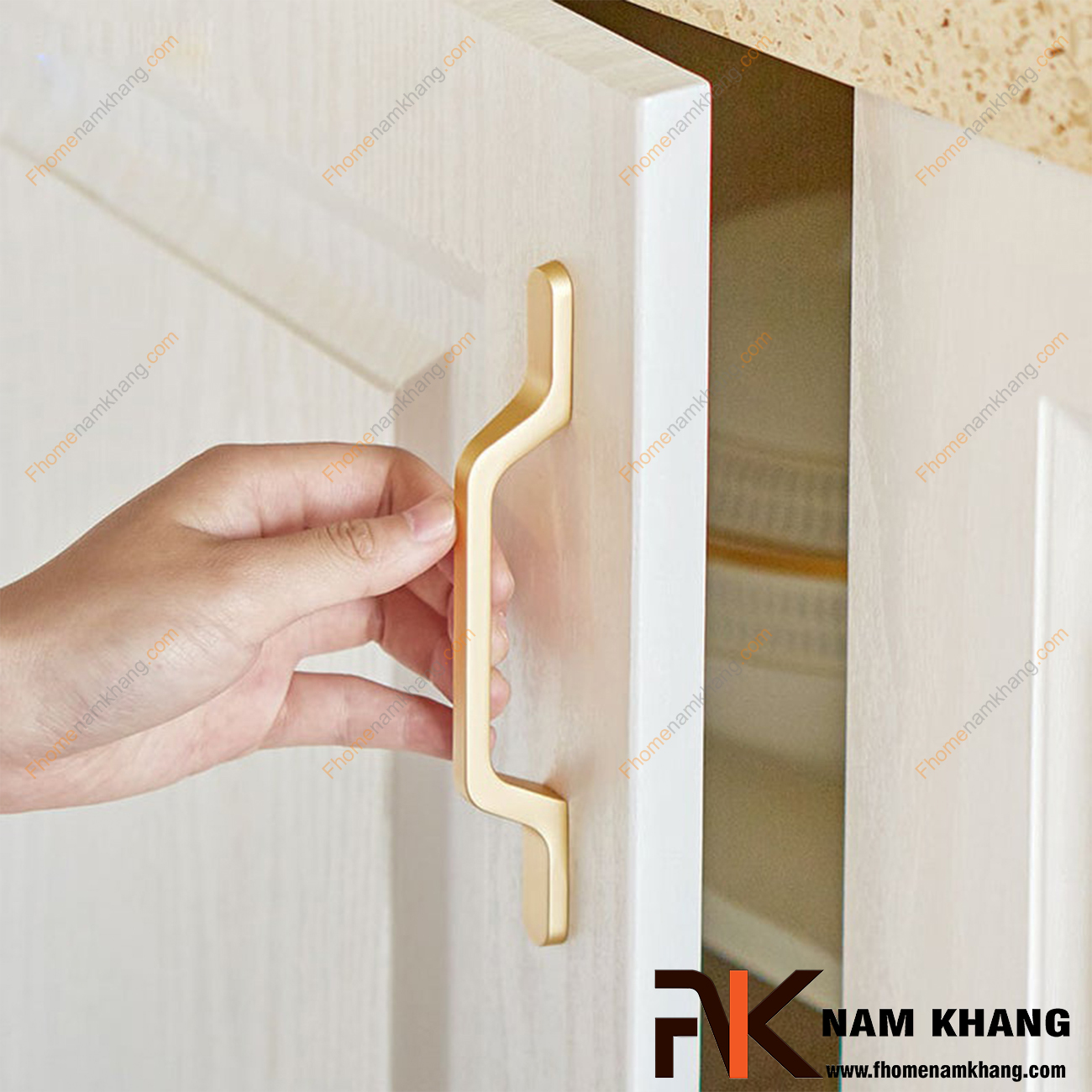 Tay nắm tủ dạng thanh vuông NK202-V là một thiết kế tay nắm tủ có thiết kế khá đơn giản. Bề ngoài của tay nắm dạng một thanh vuông nguyên khối được xử lý bo tròn các góc cạnh hiện đại. 