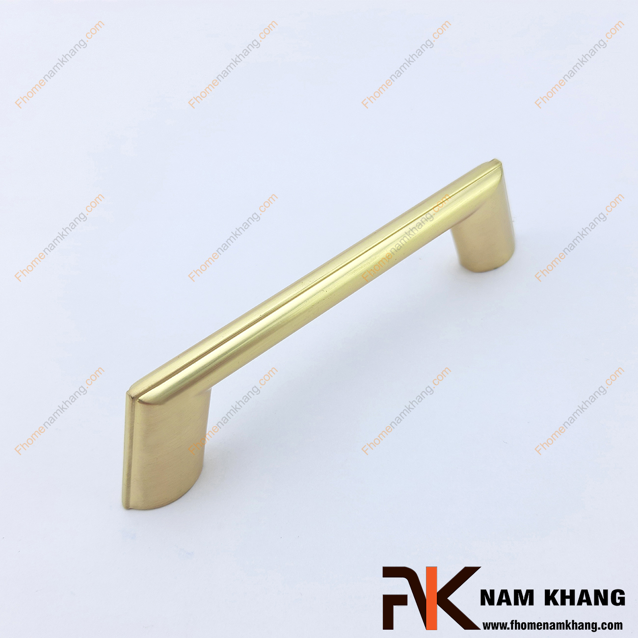 Tay nắm tủ dạng thanh tròn NK210-VM là một thiết kế tay nắm tủ có thiết kế khá đơn giản. Bề ngoài của tay nắm dạng một thanh tròn nguyên khối được xử lý bo tròn các góc cạnh hiện đại. 