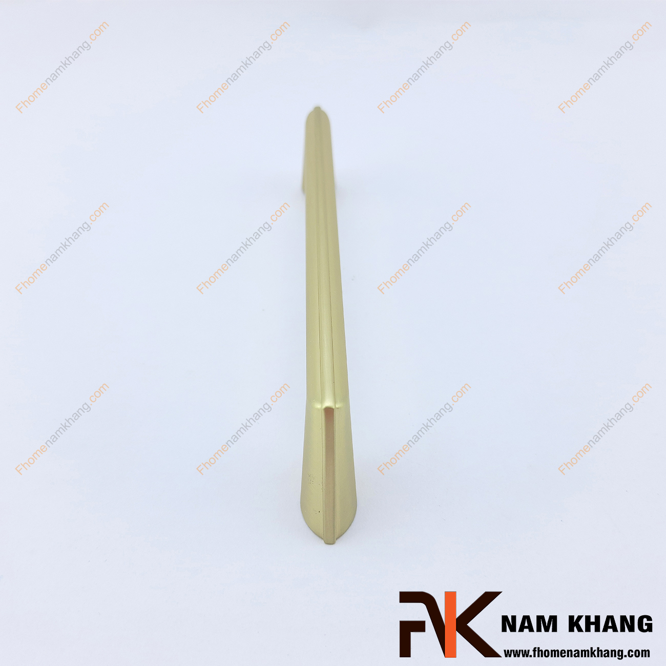 Tay nắm tủ dạng thanh tròn NK210-VM là một thiết kế tay nắm tủ có thiết kế khá đơn giản. Bề ngoài của tay nắm dạng một thanh tròn nguyên khối được xử lý bo tròn các góc cạnh hiện đại. 