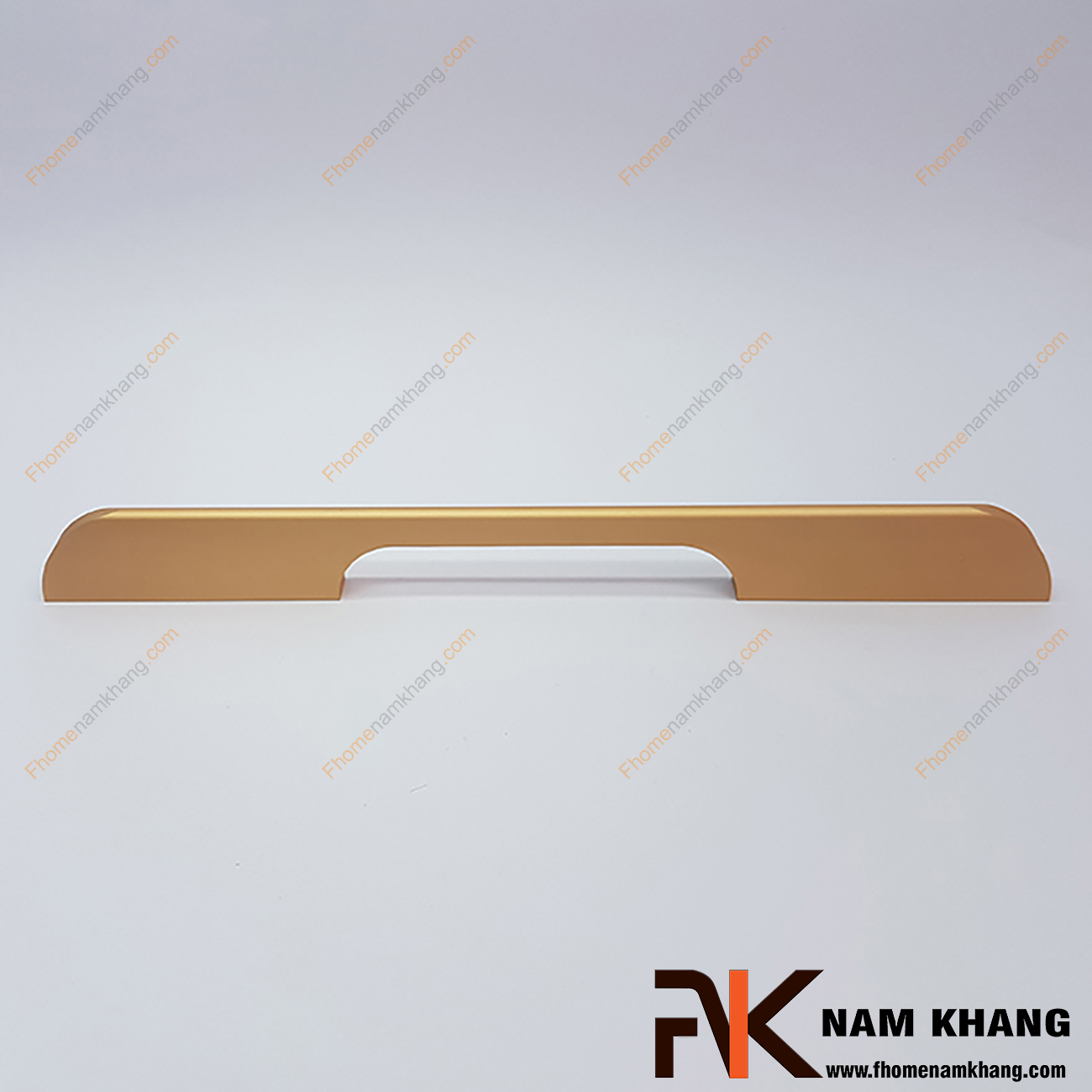 Tay cầm cửa màu vàng mờ NK217-192VM được sản xuất từ hợp kim chất lượng cao và được gia công trên dây chuyền hiện đại cho ra độ bóng mượt và đường nét bo cạnh mềm mại.