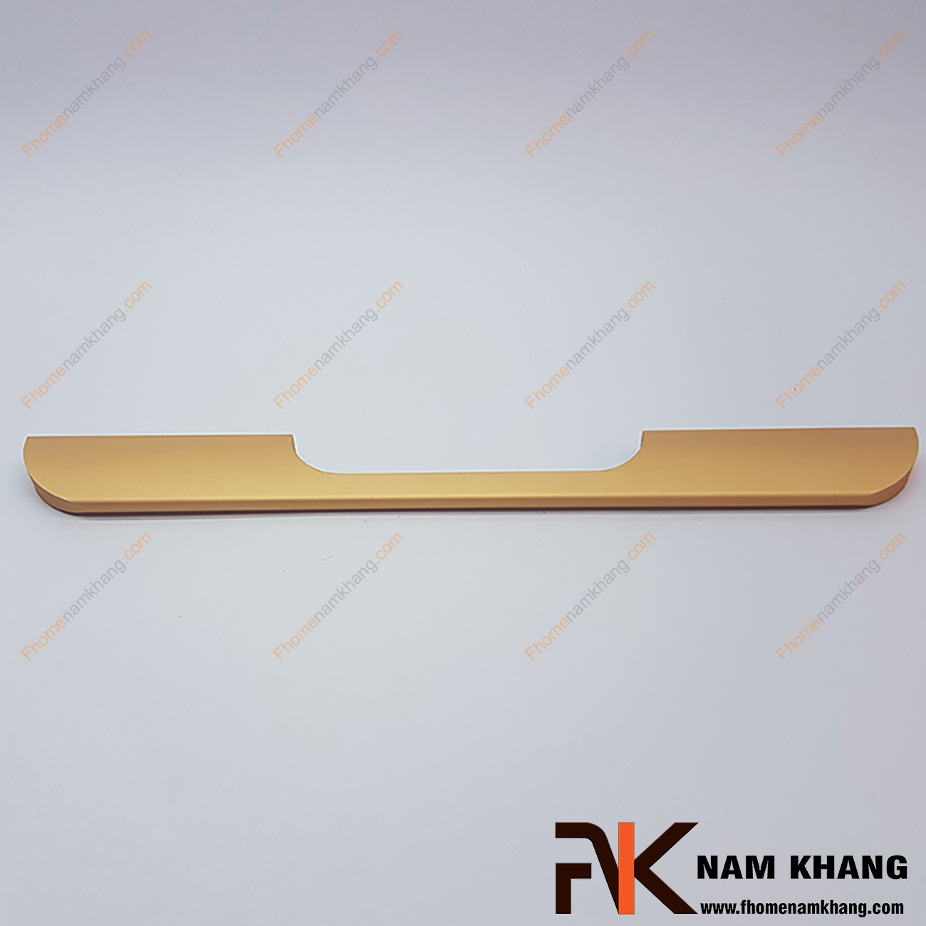 Tay cầm cửa màu vàng mờ NK217-192VM được sản xuất từ hợp kim chất lượng cao và được gia công trên dây chuyền hiện đại cho ra độ bóng mượt và đường nét bo cạnh mềm mại.
