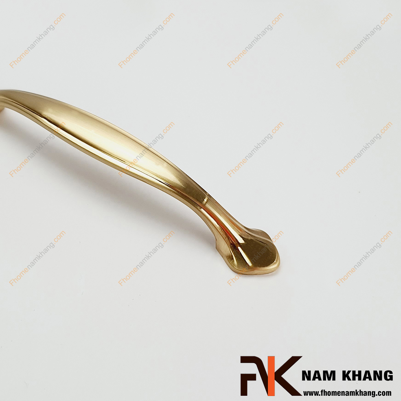 Tay nắm cửa tủ màu vàng NK222-96V có thiết kế khá đơn giản với lối thiết kế đối xứng hai đầu trên nền chất liệu hợp kim cao cấp. Sản phẩm được mạ lớp vàng mờ tạo cảm giác ưa nhìn khi phối hợp lên các phong cách tủ kệ.