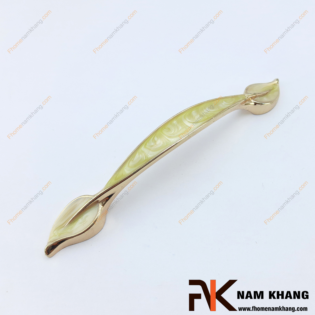  Tay nắm tủ dạng lá NK246-128V có phong cách khá độc đáo với thiết kế lá nhỏ đối xứng ở 2 đầu tay nắm.