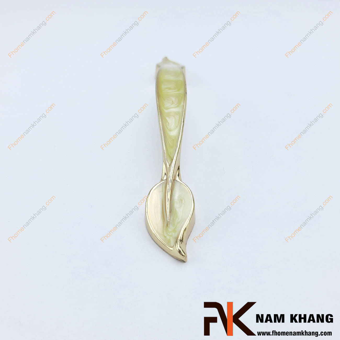  Tay nắm tủ dạng lá NK246-128V có phong cách khá độc đáo với thiết kế lá nhỏ đối xứng ở 2 đầu tay nắm.
