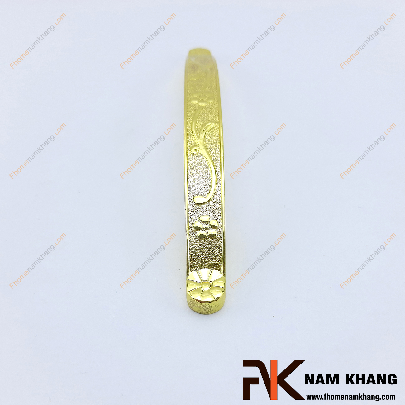 Với thiết kế nhỏ gọn và lấy cảm hứng họa tiết chủ đạo hoa năm cánh trên phần thân, tay nắm tủ mạ vàng NK248-96V mang đến một vẻ ngoài nổi bật rất thu hút ánh nhìn của người sử dụng khi lắp đặt trên nhiều loại phong cách tủ kệ khác nhau.