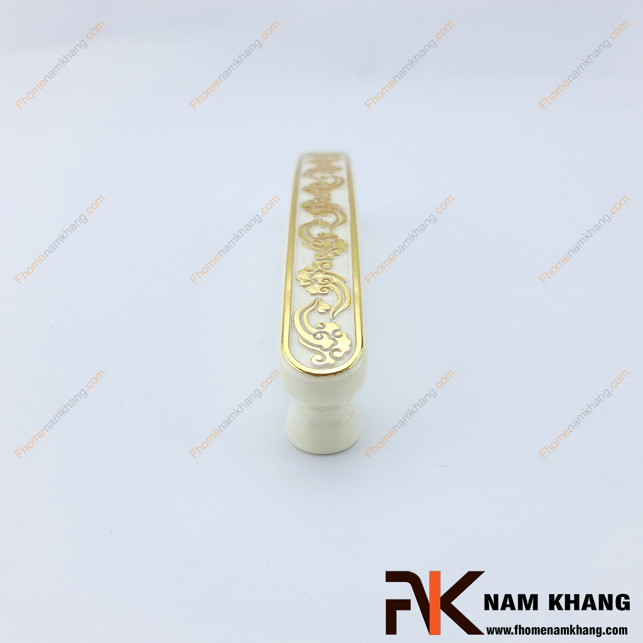 Tay nắm tủ màu trắng viền vàng NK257-T, một sản phẩm tay nắm thương hiệu có chất lượng được đảm bảo tốt nhất. 