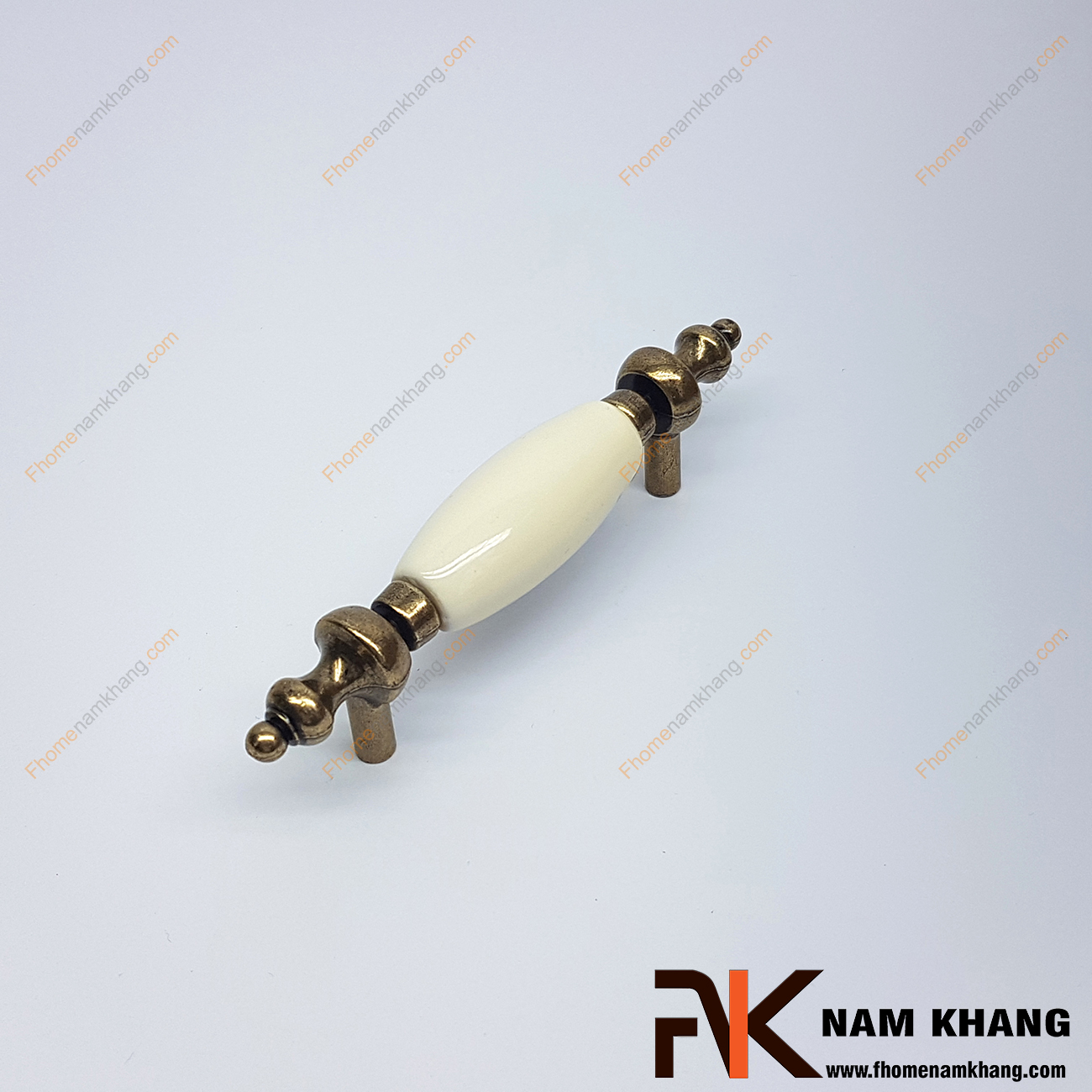 Tay nắm tủ cổ điển NK325-76KC là một dạng tay nắm kết hợp sứ cổ điển, giữa tay nắm là vòng sứ tròn bóng được bo tròn mềm mại và dịu mắt.