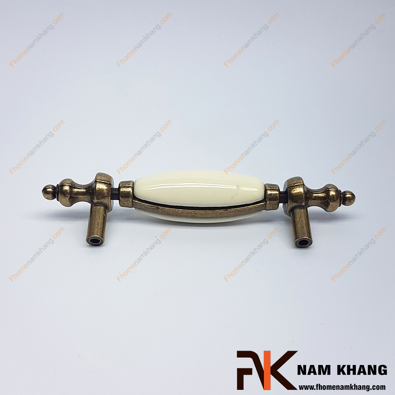 Tay nắm tủ cổ điển NK325-76KC là một dạng tay nắm kết hợp sứ cổ điển, giữa tay nắm là vòng sứ tròn bóng được bo tròn mềm mại và dịu mắt.