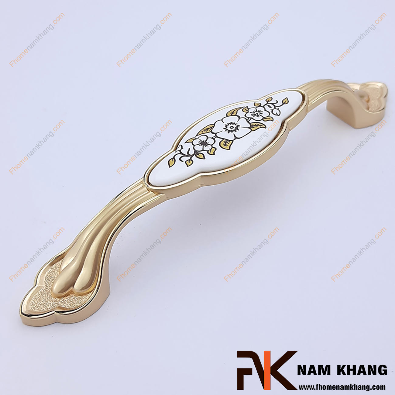 Tay nắm tủ cổ điển NK340-128HV có thiết kế hợp kim kết hợp sứ trắng cổ điển.