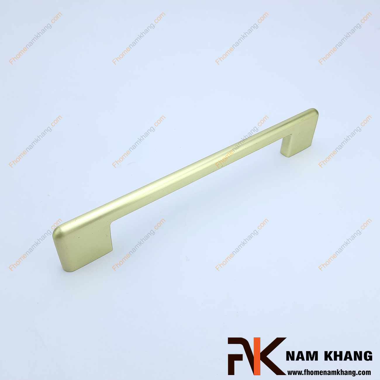 Tay nắm cửa tủ mạ màu vàng mờ NK371-160V có thiết kế đơn giản với phần thân đặc dạng tròn và phần đế dẹp ở hai đầu của tay nắm.