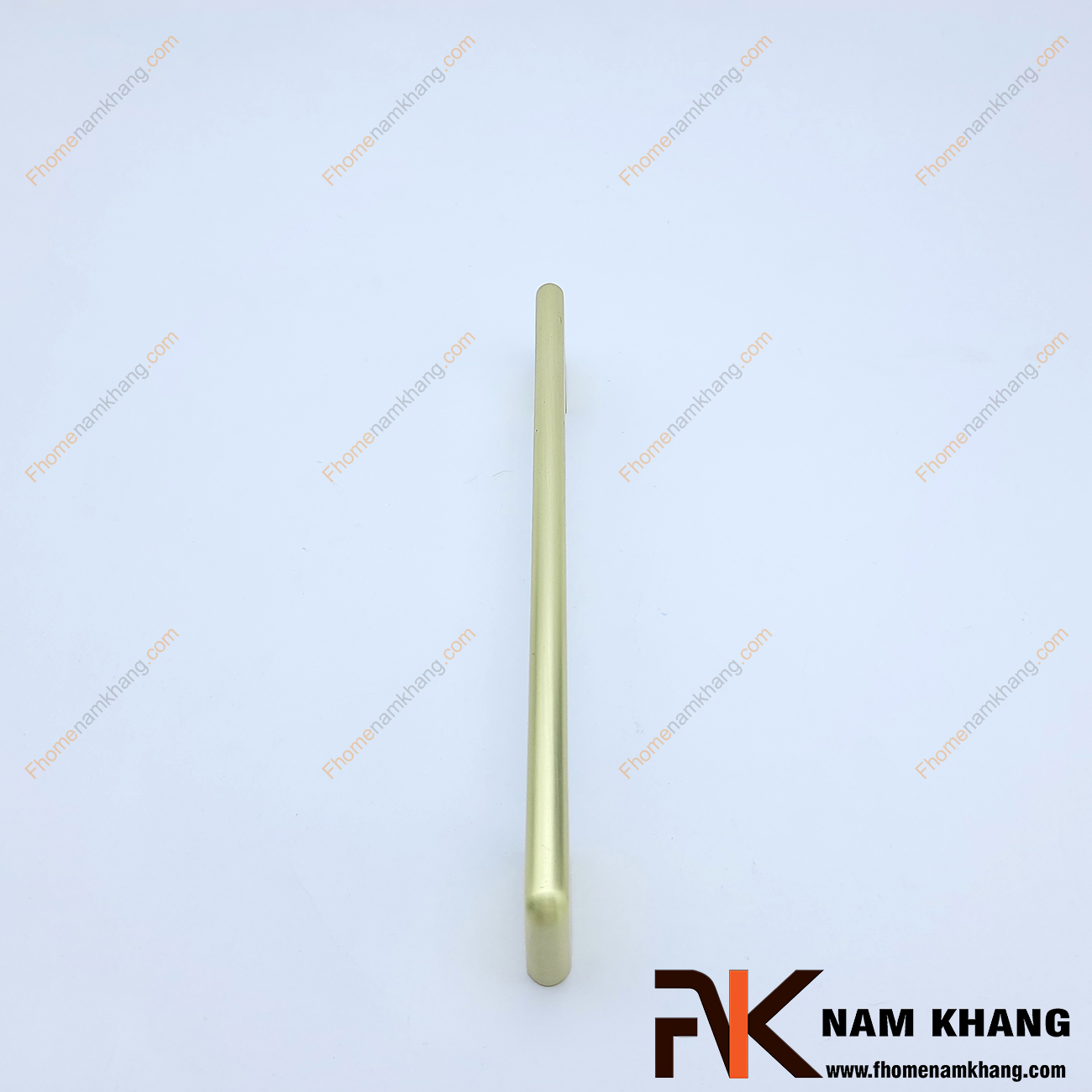Tay nắm cửa tủ mạ màu vàng mờ NK371-160V có thiết kế đơn giản với phần thân đặc dạng tròn và phần đế dẹp ở hai đầu của tay nắm.