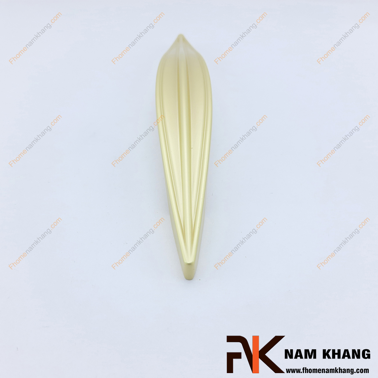 Tay nắm tủ màu vàng mờ NK375-128VM là một sản phẩm tay nắm tủ nhỏ gọn, tiện lợi có nét họa tiết nổi bật là các đường vân nổi dạng lá