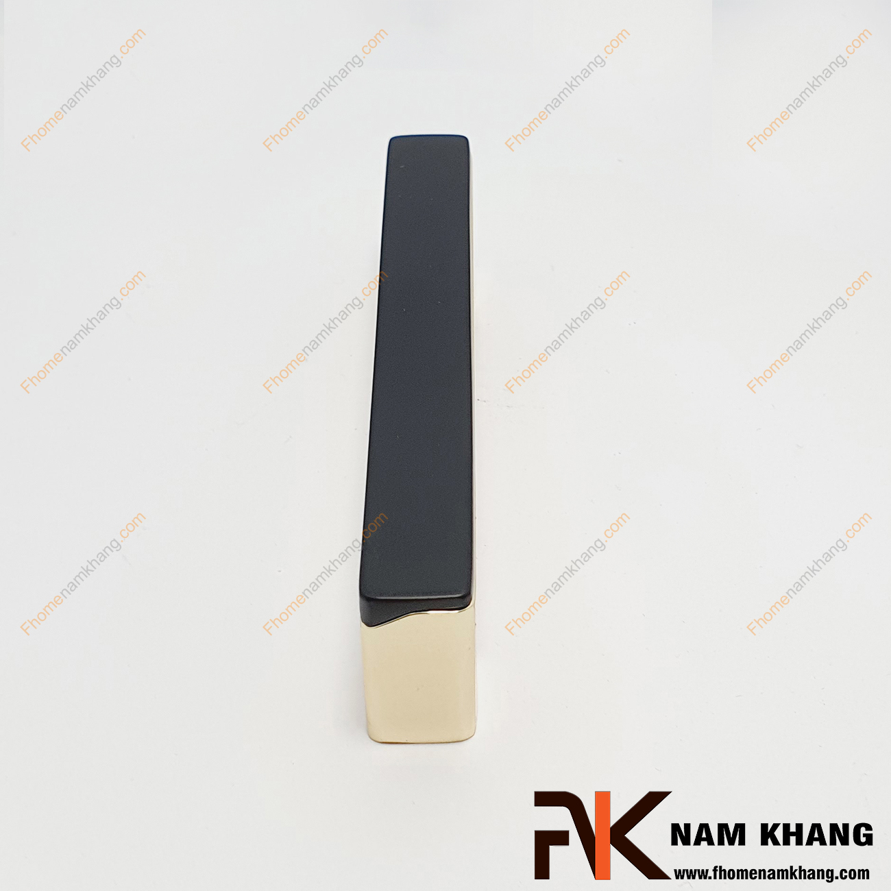Tay nắm tủ phối hợp NK398-DCN là kiểu tay nắm tủ dạng thanh ghép liền từ 2 phần khác nhau cho sự ấn tượng đặc biệt trên một sản phẩm nhỏ gọn.