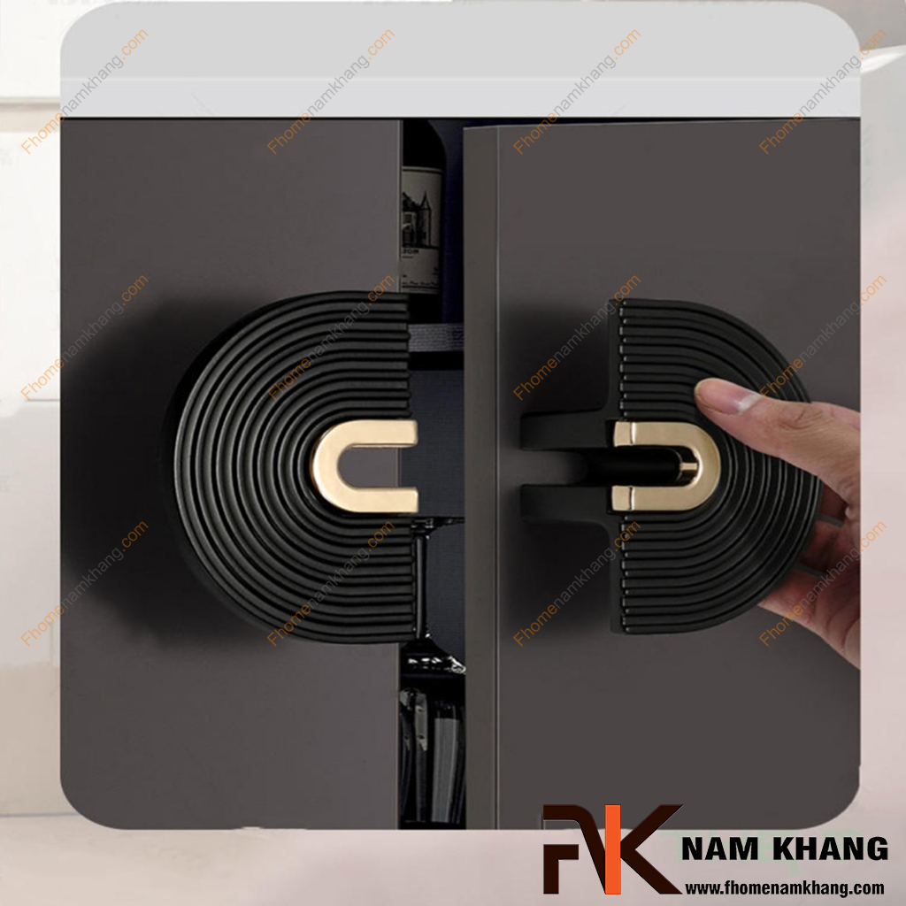 Tay nắm tủ đôi NK408-32D là một dạng tay nắm tủ cặp đôi, thường được sử dụng theo bộ để lắp trên các dạng tủ có 2 cánh cửa hoặc có thể sử dụng đơn lẻ trên một số dòng tủ ngăn kéo.