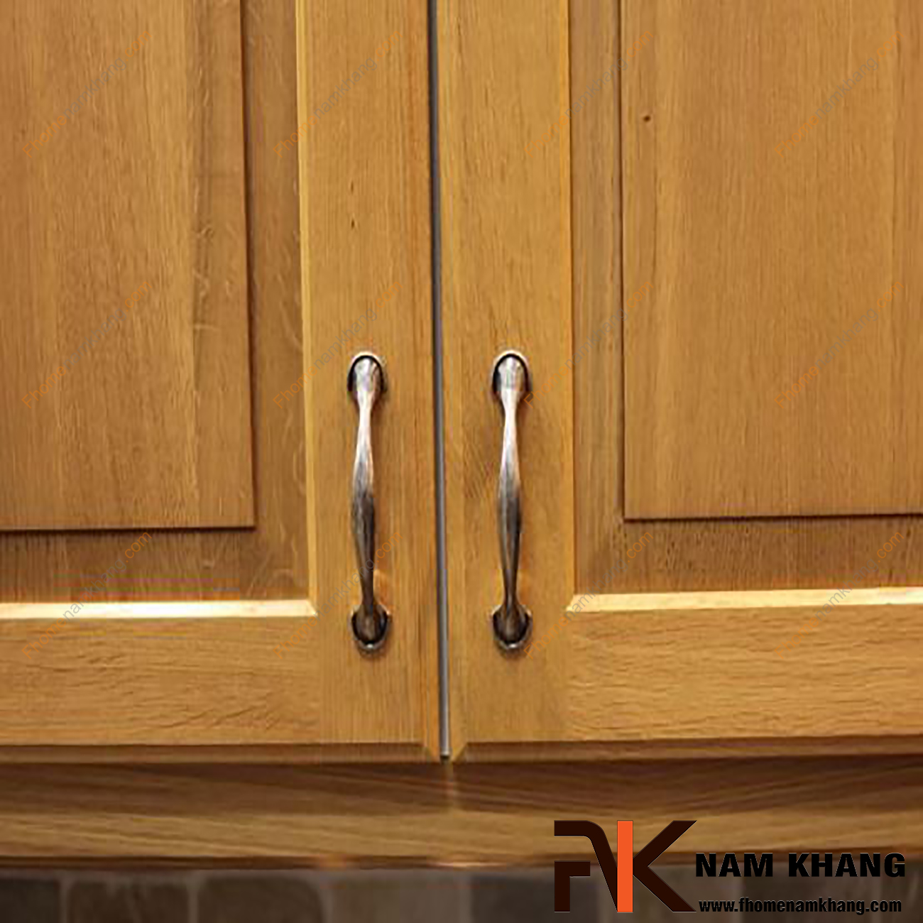 Tay nắm cửa tủ màu đồng cổ NK052-C, kiểu dáng tay nắm nhỏ gọn và được sử dụng trên nhiều kiểu dáng, nhiều chất liệu cánh cửa, cửa tủ khác nhau.