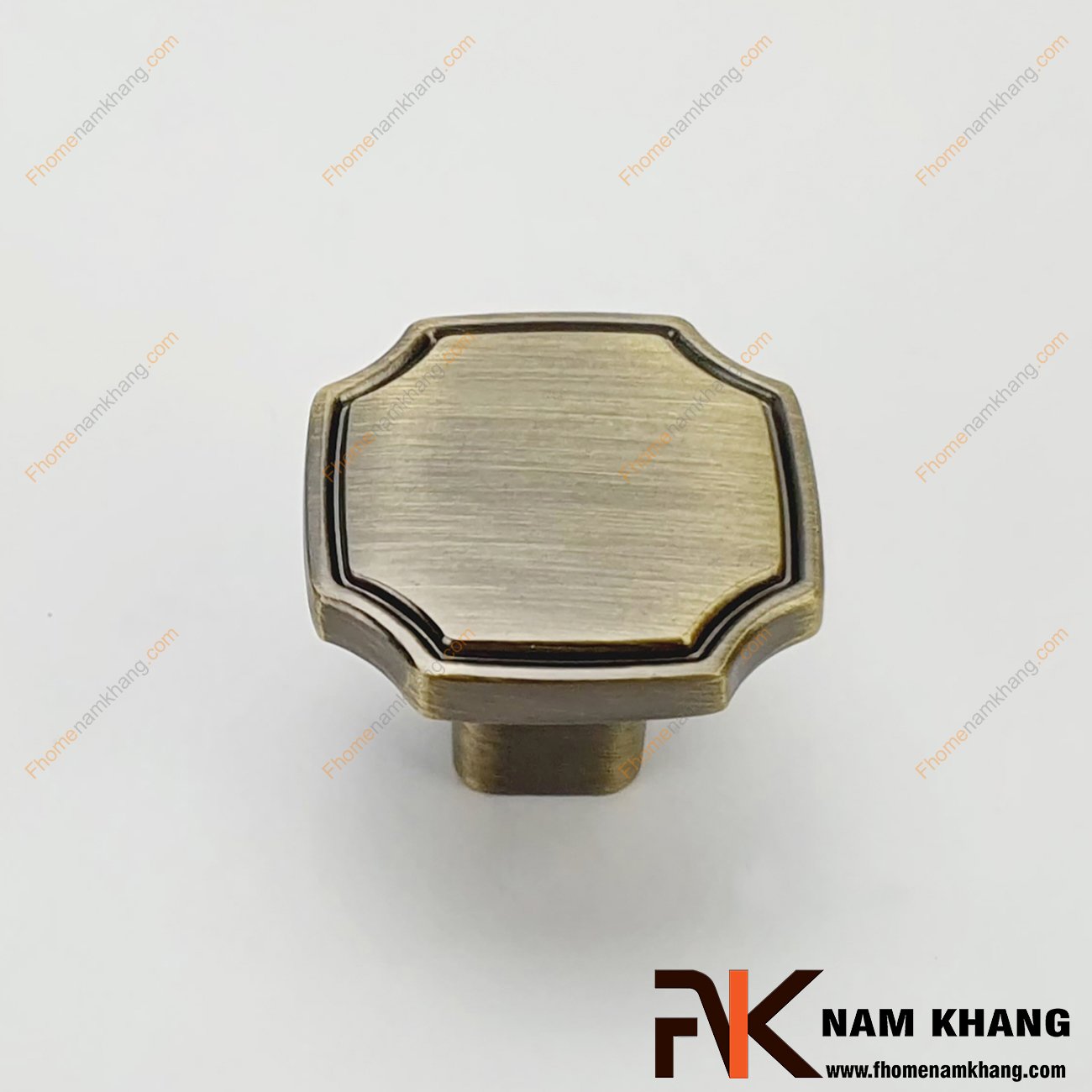 Núm cửa tủ họa tiết vuông cổ NK085-VR có khuôn dạng vuông cạnh với các góc cạnh bo tròn đẹp mắt. Núm cửa tủ dễ dàng được lắp đặt trên cánh cửa tủ thông qua vít kết nối khoan âm rất an toàn và mang lại khả năng kết nối bền chắc.
