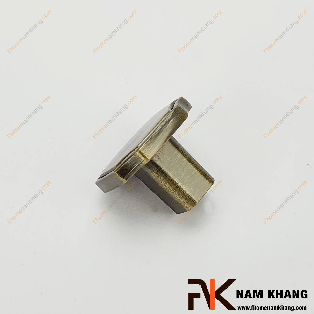Núm cửa tủ họa tiết vuông cổ NK085-VR có khuôn dạng vuông cạnh với các góc cạnh bo tròn đẹp mắt. Núm cửa tủ dễ dàng được lắp đặt trên cánh cửa tủ thông qua vít kết nối khoan âm rất an toàn và mang lại khả năng kết nối bền chắc.