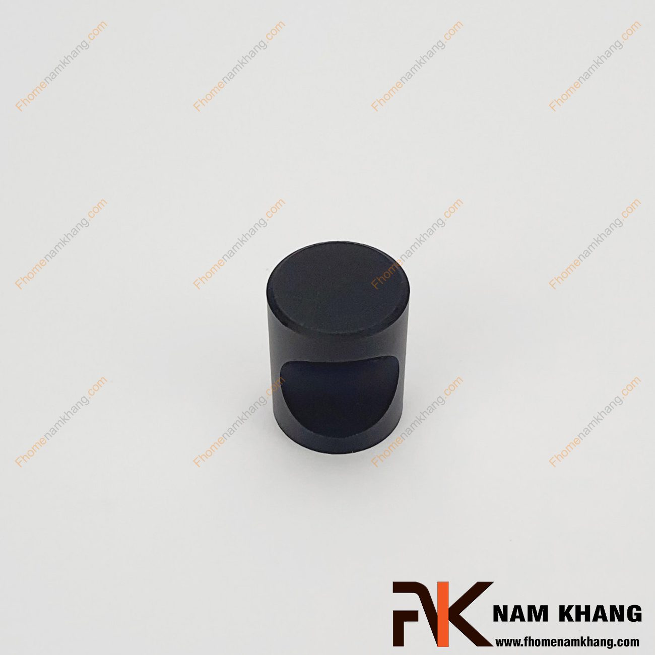 Núm cửa tủ màu đen NK057-D, sản phẩm phụ kiện tủ kệ nhỏ gọn được sử dụng rộng rãi trong sản xuất lắp đặt các dạng tủ kệ ngăn kéo và trong trang trí không gian nội ngoại thất.