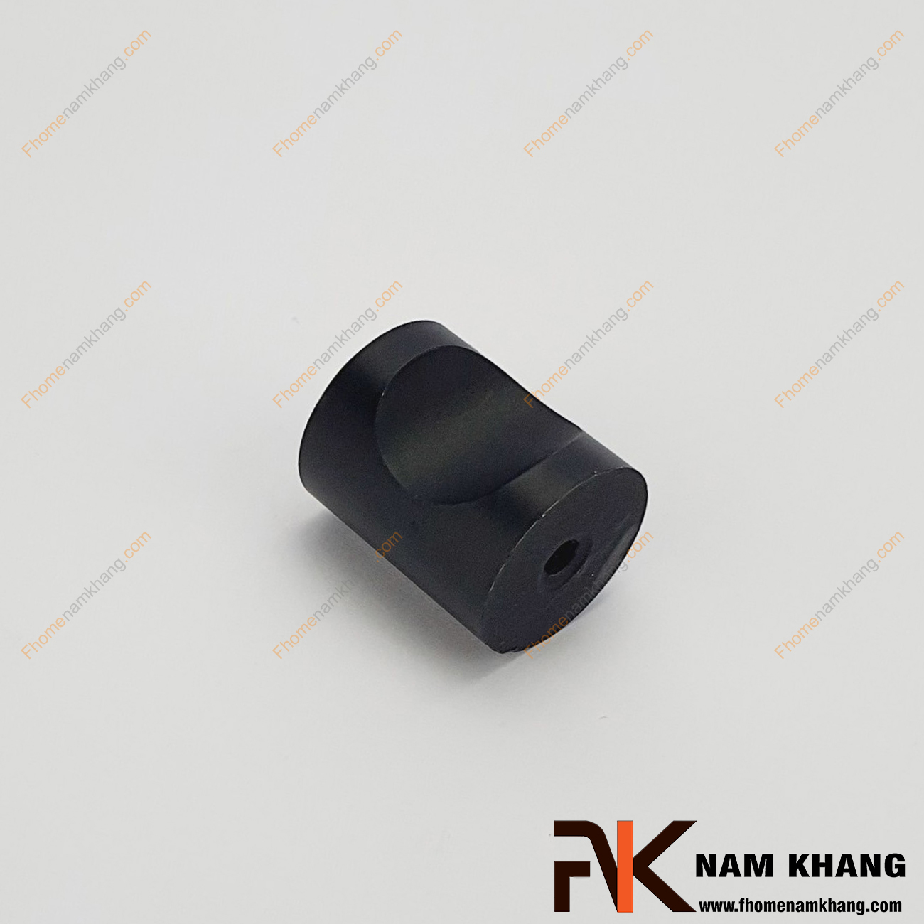 Núm cửa tủ màu đen NK057-D, sản phẩm phụ kiện tủ kệ nhỏ gọn được sử dụng rộng rãi trong sản xuất lắp đặt các dạng tủ kệ ngăn kéo và trong trang trí không gian nội ngoại thất.