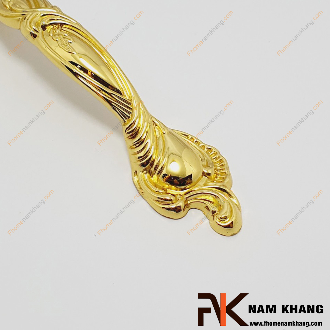 Tay nắm tủ cổ điển màu vàng chanh NK149-VC sản phẩm tay nắm cổ điển sử dụng họa tiết hoa đối xứng với màu vàng bóng ấn tượng.