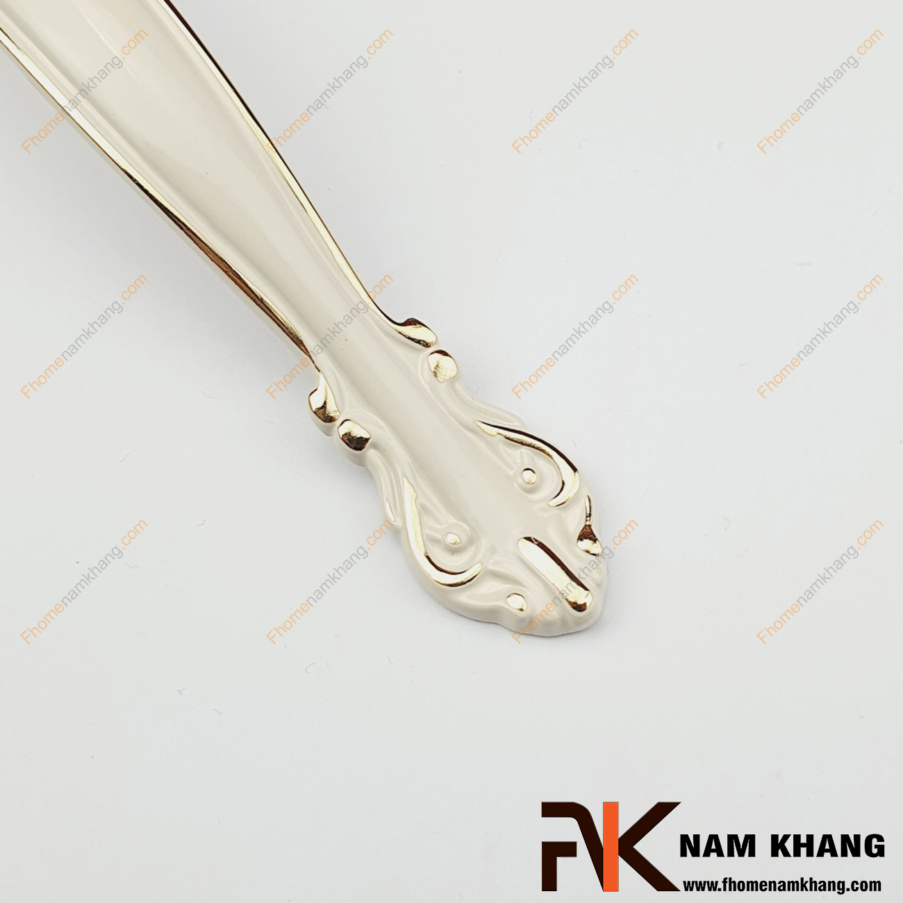 Tay nắm tủ cổ điển trắng viền vàng NK049-TV lấy cảm hứng thiết kế với họa tiết chủ đạo là dạng viên ngọc elip ở giữa thân tay nắm. Sản phẩm được sản xuất từ vât liệu hợp kim cao cấp mạ màu  cổ điển rất sang trọng.