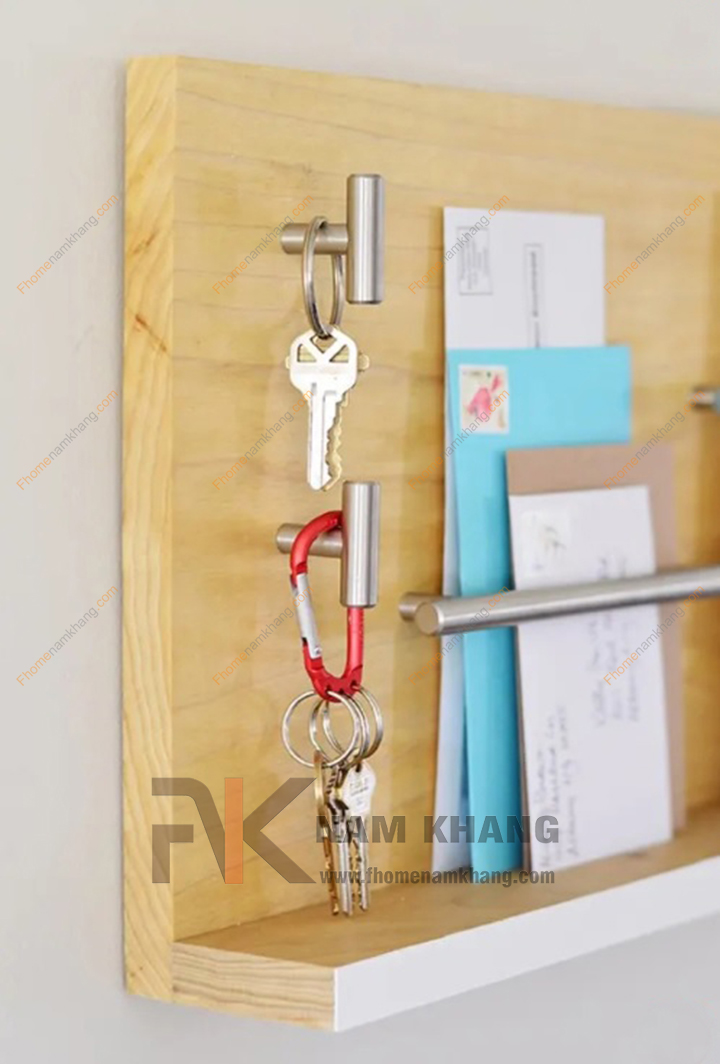 Núm nắm tủ là một sản phẩm phụ kiện tủ được sử dụng rất nhiều trong ngành công nghiệp nội thất. Các sản phẩm núm nắm tủ từ bình dân đến cao cấp có hàng ngàn mẫu mã với kích thước và kiểu dáng khác nhau, nhưng đều phục vụ mục đích chính là giúp cảm giác cầm nắm các cánh cửa tủ trở nên thoải mái hơn và phục vụ việc đóng mở cửa tủ dễ dàng và thuận tiện.