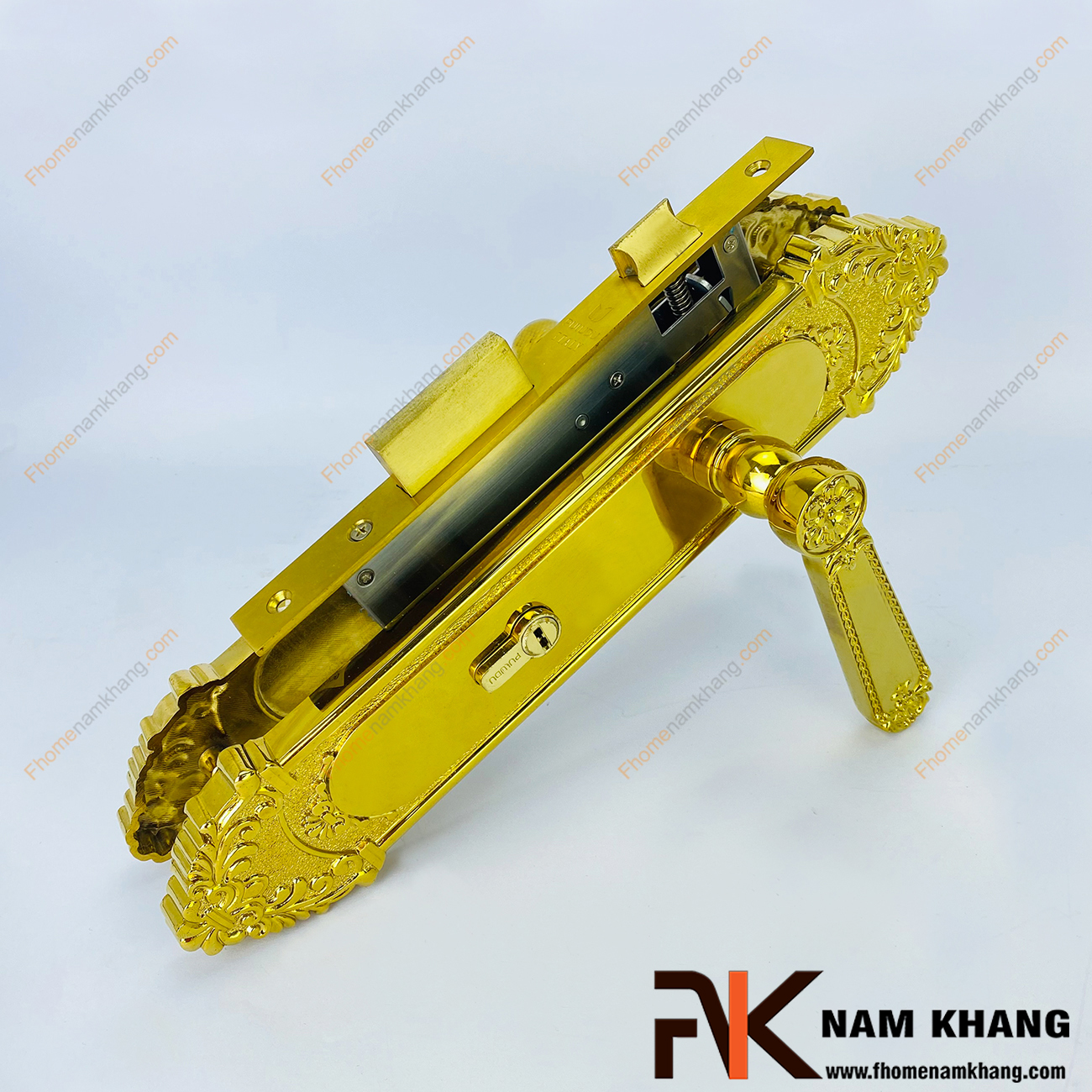 Trong xu hướng thiết kế hiện đại, khóa cửa được đưa vào sử dụng chính trong thiết kế và thi công nội thất, vừa giúp trang trí, vừa là vật bảo vệ tài sản và tương lai của bạn, giúp bạn cảm thấy yên tâm và phục vụ công việc tốt hơn.