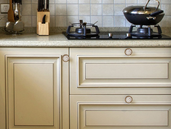 Những mẫu phụ kiện tay nắm tủ bếp đóng vai trò quan trọng trong thiết kế nội thất phòng bếp. 