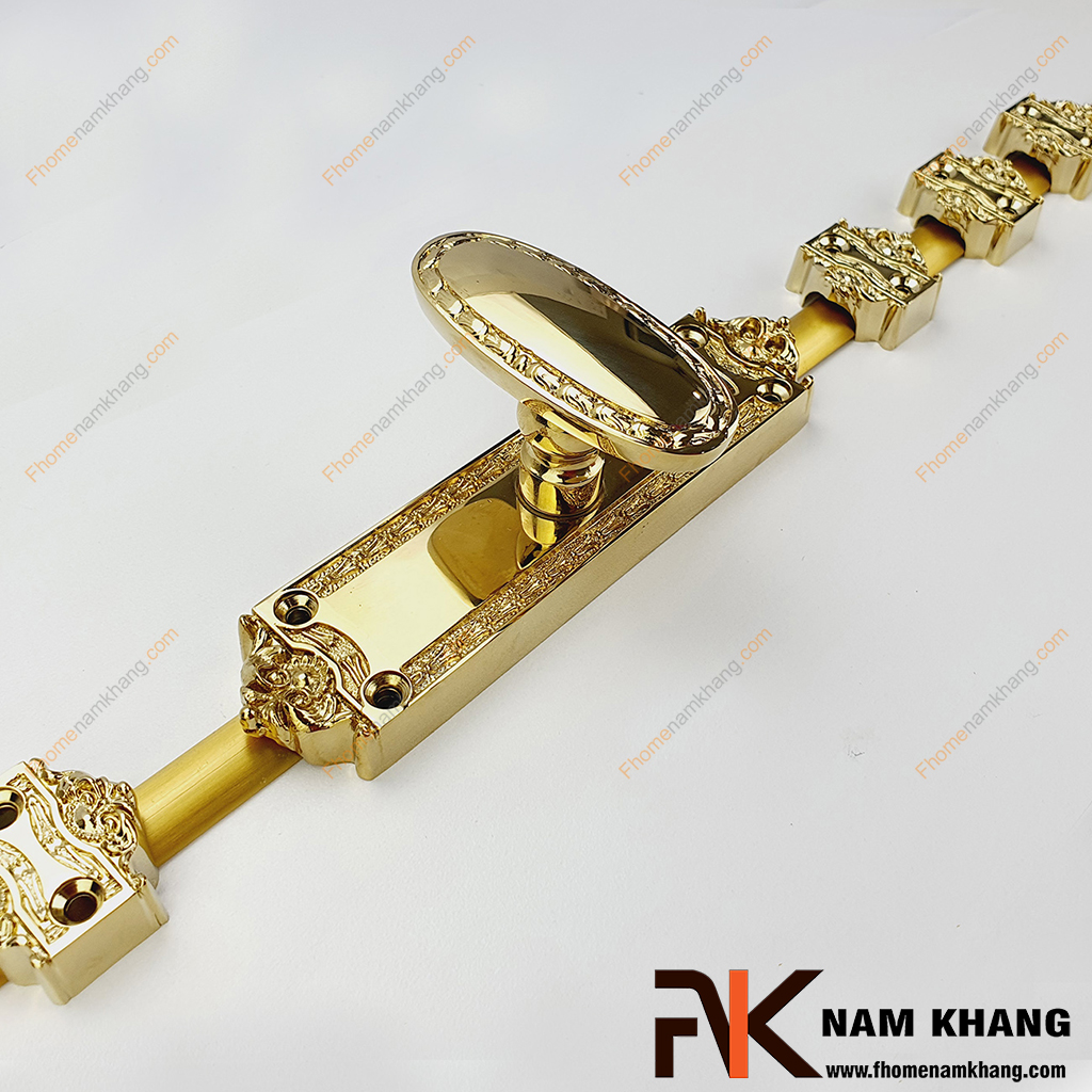 Clemon là một phụ kiện được sử dụng trong cánh cửa gỗ ở những vị trí khóa cửa và bản lề ở phía trên. Chúng thường được dùng ở những cửa chính của ngôi nhà hoặc những cửa sổ có số lượng hai cánh trở lên.