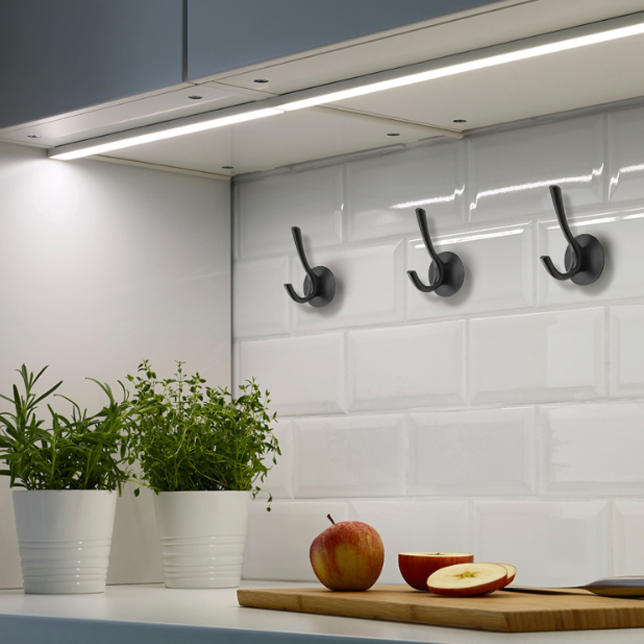 Móc treo tường là vật dụng quen thuộc và không thể thiếu. Ngoài công dụng treo các đồ vật cần thiết, móc còn mang lại giá trị thẩm mỹ giúp không gian sống thêm phần sinh động, đặc sắc và gọn gàng hơn.