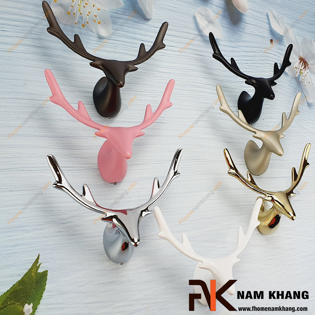 Móc treo tường là vật dụng quen thuộc và không thể thiếu. Ngoài công dụng treo các đồ vật cần thiết, móc còn mang lại giá trị thẩm mỹ giúp không gian sống thêm phần sinh động, đặc sắc và gọn gàng hơn.