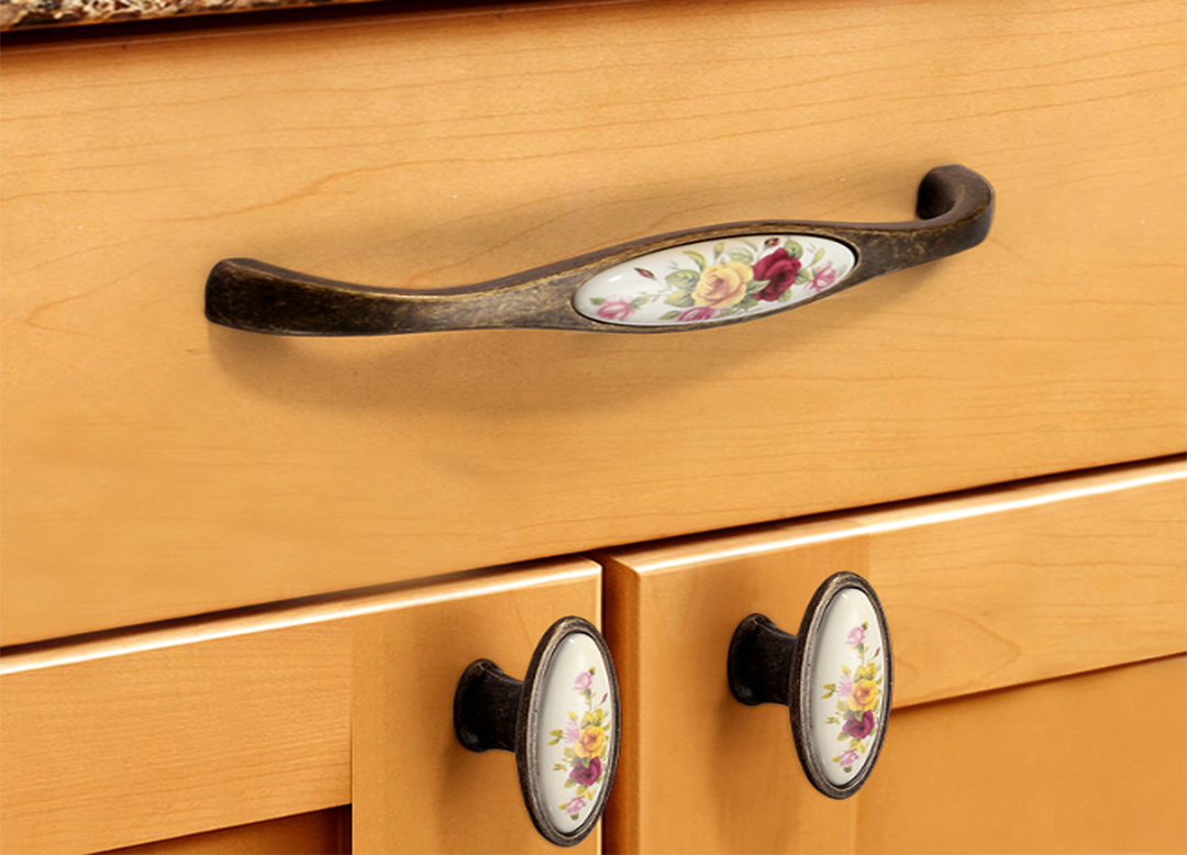 Nếu bạn đang hướng tới những nét đẹp truyền thống, một cút cổ điển, hay vượt thời gian cho căn bếp của mình thì núm nắm tủ sứ cao cấp là một lựa chọn tuyệt vời.