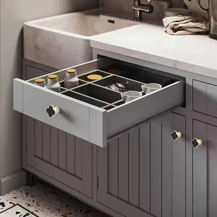 Tạo điểm nhấn thú vị: Chỉ cần thay đổi một đôi tay nắm tủ bếp, không gian bếp của bạn sẽ trở nên mới mẻ và bắt mắt hơn. Những chiếc tay nắm độc đáo, sáng tạo sẽ giúp bạn tạo dấu ấn riêng cho bếp của mình.