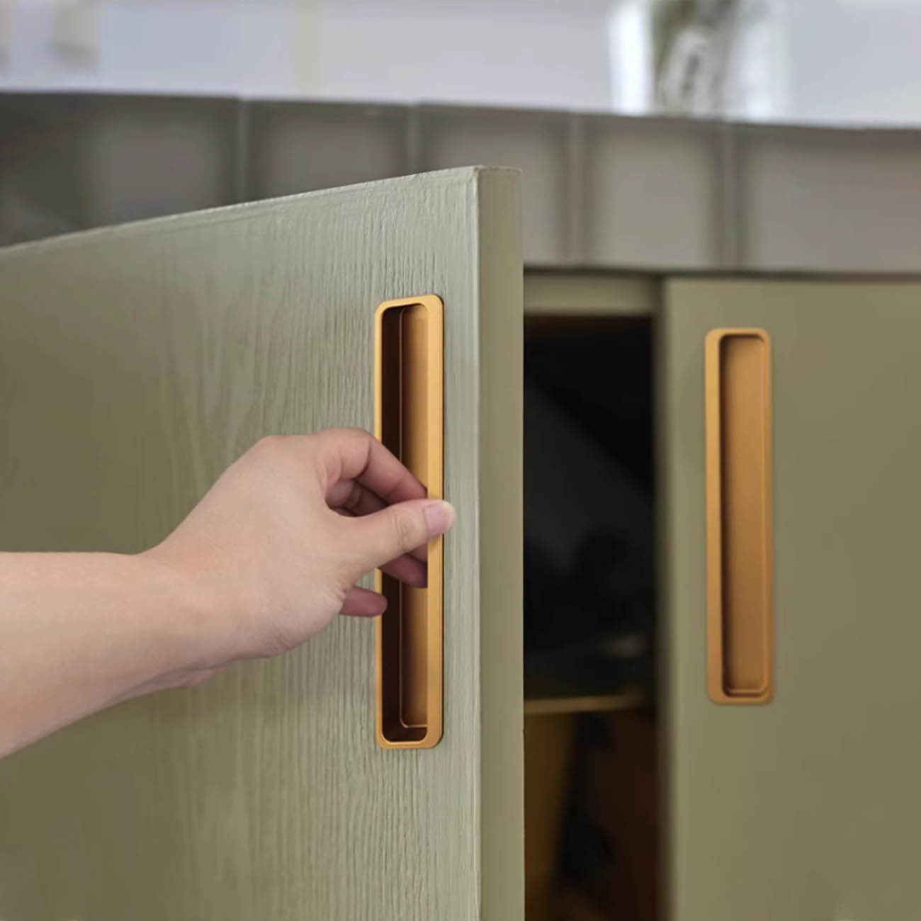 Tay nắm cửa lùa là một loại phụ kiện được sử dụng để đóng mở cửa lùa. Cửa lùa hay còn gọi là cửa trượt, thường được sử dụng trong các không gian hiện đại. Tay nắm cửa lùa được thiết kế với nhiều kiểu dáng, màu sắc và chất liệu khác nhau, đáp ứng nhu cầu thẩm mỹ và công năng sử dụng của người dùng.