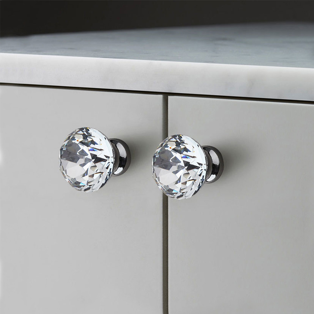 Pha lê mang đến sự sang trọng và lấp lánh, nhưng lại dễ bị vỡ và dễ trầy xước, vì vậy không phải lựa chọn lý tưởng cho môi trường có tần suất sử dụng cao.