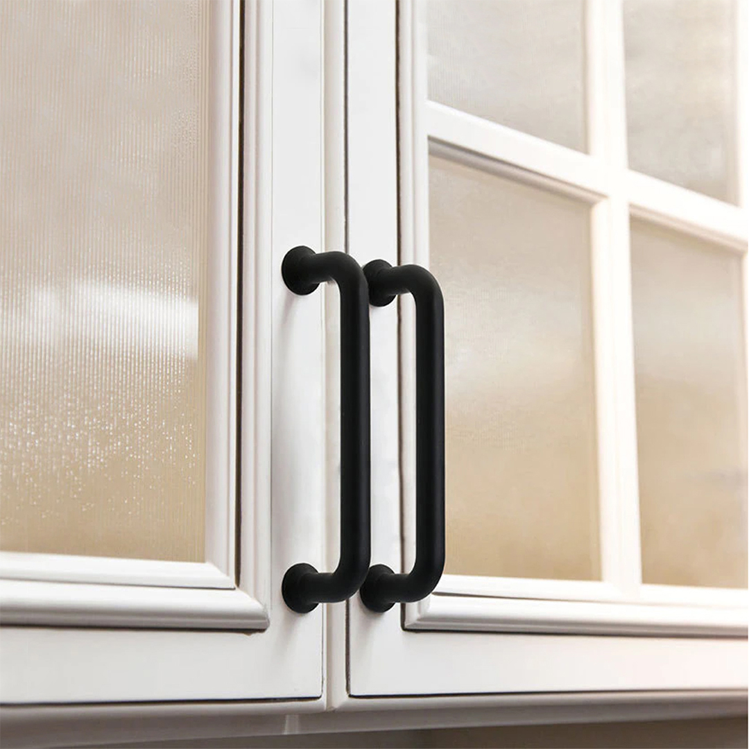              Chất liệu: Chất liệu tay nắm tủ cũng tác động đến sự thoải mái khi sử dụng. Chẳng hạn, tay nắm tủ làm từ chất liệu mịn màng như gỗ hoặc sử sẽ mang lại cảm giác dễ chịu khi tiếp xúc, trong khi tay nắm tủ kim loại có thể dễ dàng bị lạnh hoặc bị trơn tuột khi tay ướt. Vì vậy, việc lựa chọn chất liệu phù hợp với môi trường và nhu cầu sử dụng rất quan trọng.