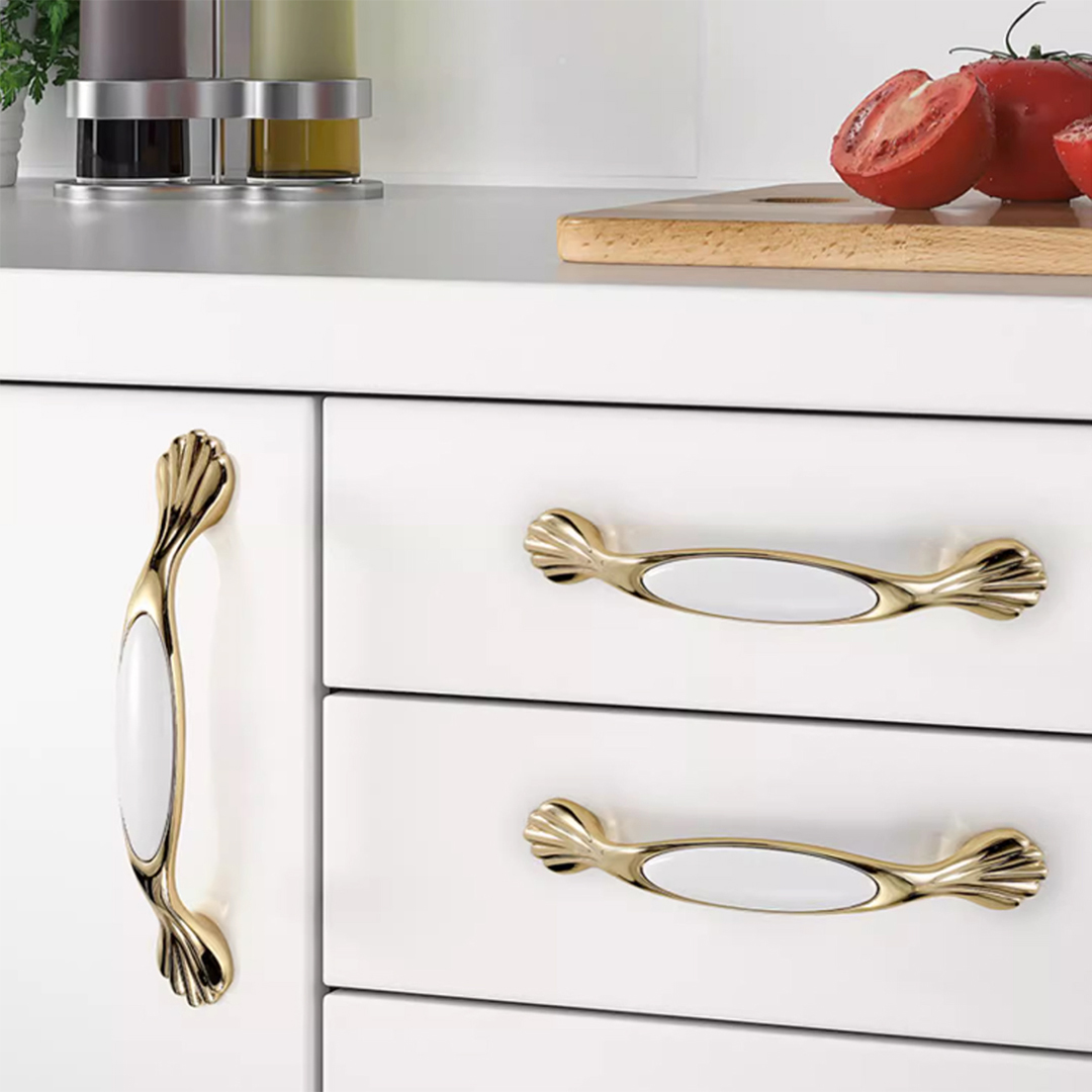 Tay nắm tủ sứ mang lại vẻ đẹp tinh tế và sang trọng. Chúng có thể được trang trí với họa tiết vẽ tay hoặc hoa văn tinh xảo, phù hợp với những không gian bếp cổ điển hoặc vintage.