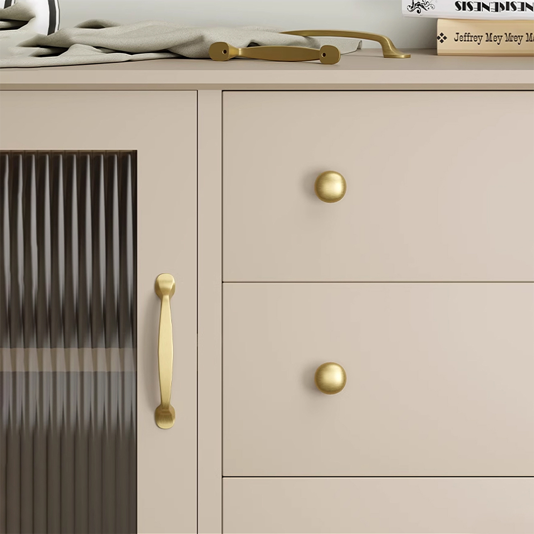 Tay nắm tủ kim loại, đặc biệt là những mẫu sản xuất từ hợp kim, đồng và inox, có độ bền cao và rất chắc chắn. Chúng có khả năng chịu lực tốt và không dễ bị mài mòn, giúp tủ bếp luôn bền đẹp theo thời gian.