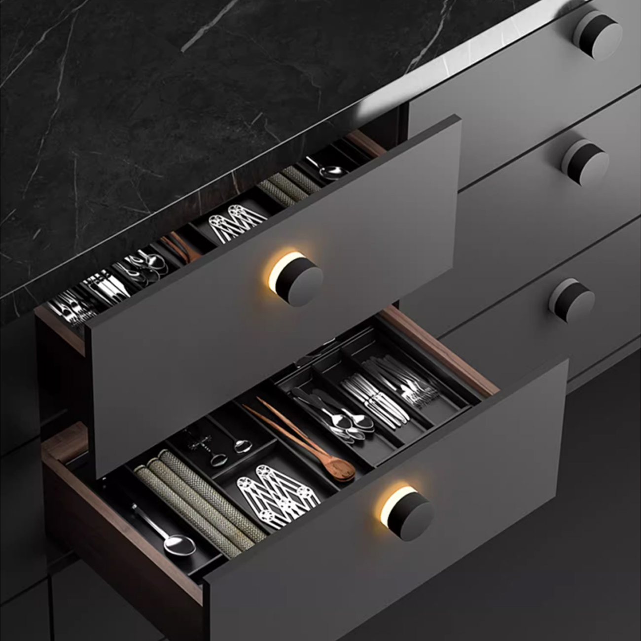 Tay nắm tủ có vẻ như là một chi tiết nhỏ trong thiết kế nội thất nhưng chúng có khả năng nâng cao đáng kể phong cách và tính thẩm mỹ của bất kỳ không gian nào. Cho dù đó là trên tủ, ngăn kéo hay cửa ra vào, tay nắm có thể tạo nên sự nổi bật hoặc tăng thêm sự tinh tế.