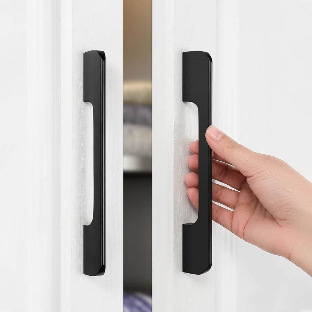 Tay nắm tủ không chỉ là một chi tiết nhỏ, mà còn đóng vai trò quan trọng trong việc tạo nên vẻ đẹp tổng thể cho nội thất. Một tay nắm phù hợp sẽ giúp tủ gỗ của bạn trở nên nổi bật và hài hòa hơn với không gian xung quanh.