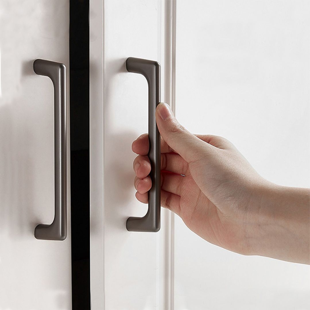 Tay nắm tủ không chỉ là một chi tiết nhỏ, mà còn đóng vai trò quan trọng trong việc tạo nên vẻ đẹp tổng thể cho nội thất. Một tay nắm phù hợp sẽ giúp tủ gỗ của bạn trở nên nổi bật và hài hòa hơn với không gian xung quanh.