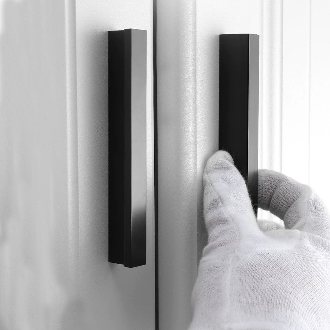 Tay nắm tủ không chỉ là một chi tiết nhỏ, mà còn đóng vai trò quan trọng trong việc tạo nên vẻ đẹp tổng thể cho nội thất. Một tay nắm phù hợp sẽ giúp tủ gỗ của bạn trở nên nổi bật và hài hòa hơn với không gian xung quanh.