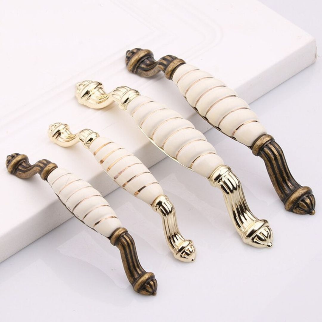 Tay nắm tủ không chỉ là một chi tiết nhỏ, mà còn đóng vai trò quan trọng trong việc tạo nên vẻ đẹp tổng thể cho nội thất. Một tay nắm phù hợp sẽ giúp tủ gỗ của bạn trở nên nổi bật và hài hòa hơn với không gian xung quanh.