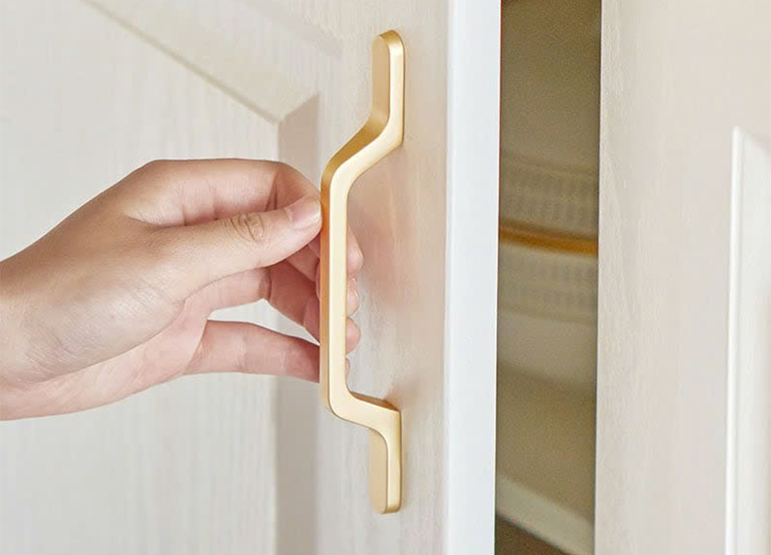 Bạn có bao giờ tự hỏi tại sao cùng một mẫu tủ bếp nhưng lại có những trải nghiệm sử dụng khác nhau? Câu trả lời có thể nằm ở những chiếc tay nắm tủ và núm tủ. Chúng không chỉ là phụ kiện trang trí mà còn ảnh hưởng trực tiếp đến chức năng của bếp.