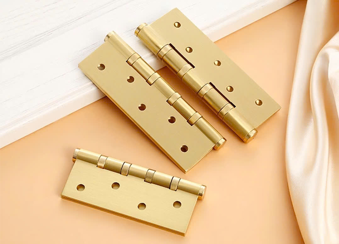 Bạn có bao giờ tự hỏi tại sao cùng một mẫu tủ bếp nhưng lại có những trải nghiệm sử dụng khác nhau? Câu trả lời có thể nằm ở những chiếc tay nắm tủ và núm tủ. Chúng không chỉ là phụ kiện trang trí mà còn ảnh hưởng trực tiếp đến chức năng của bếp.