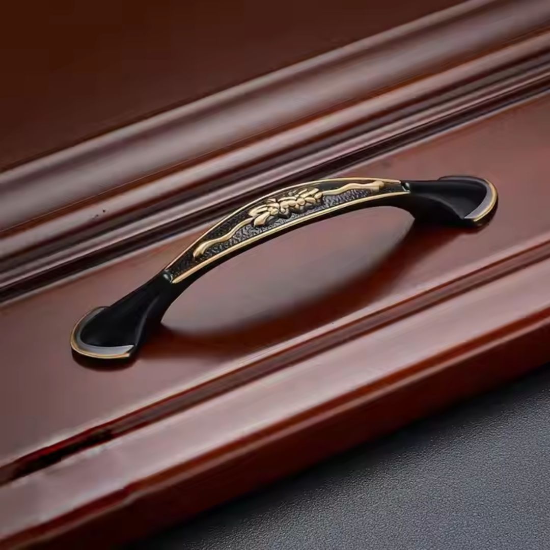 Tay nắm tủ áo có họa tiết mang đến một vẻ đẹp vừa cổ điển, vừa hiện đại. Những họa tiết như hoa văn cổ điển, hay các chi tiết trang trí hiện đại sẽ giúp tủ áo của bạn nổi bật và trở thành điểm nhấn trong không gian.