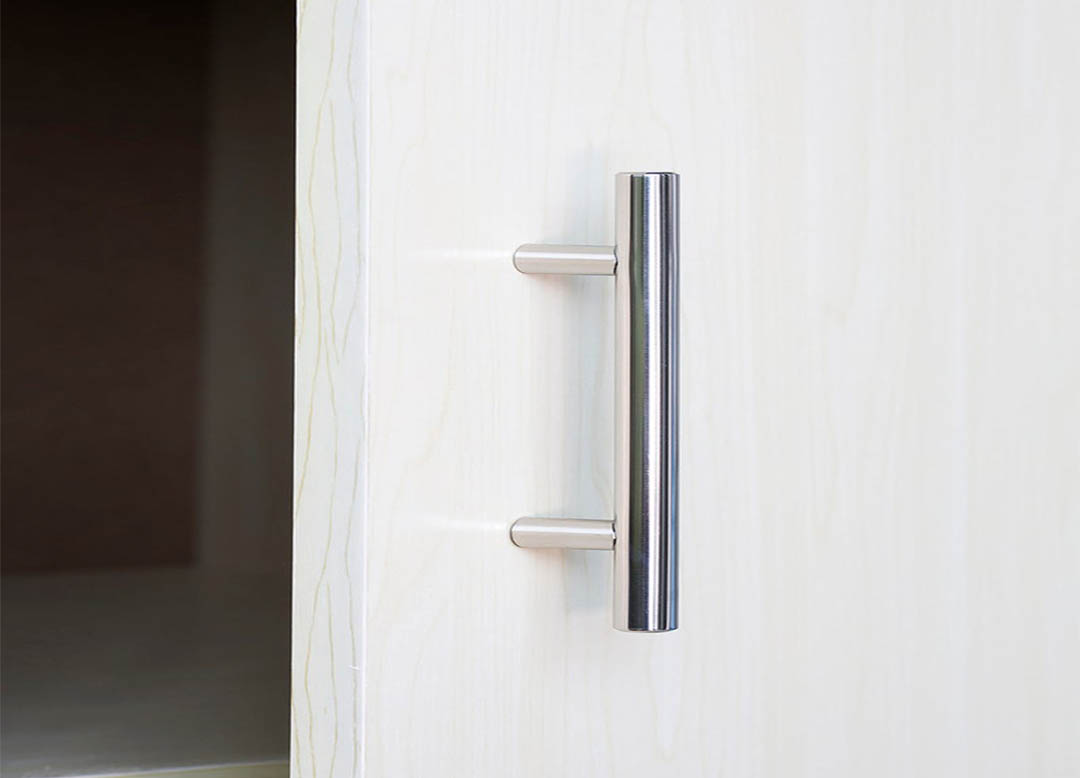 Tay nắm tủ là những phụ kiện tủ được lắp đặt lên cánh cửa tủ, giúp người dùng dễ dàng đóng mở tủ và đông thời góp phần tạo điểm nhấn thẩm mỹ cho không gian nội thất.