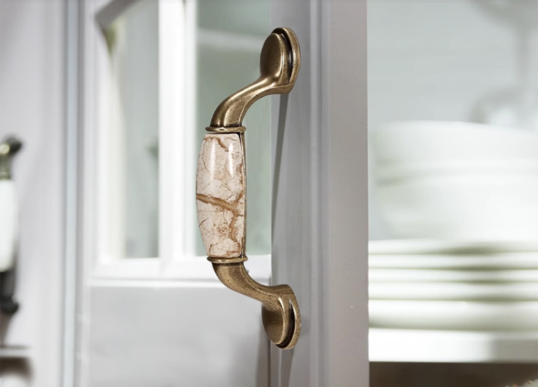 Tay nắm tủ sứ mang đến vẻ đẹp thanh thoát, tinh tế và cực kỳ phù hợp với những không gian mang phong cách nhẹ nhàng, thanh lịch.