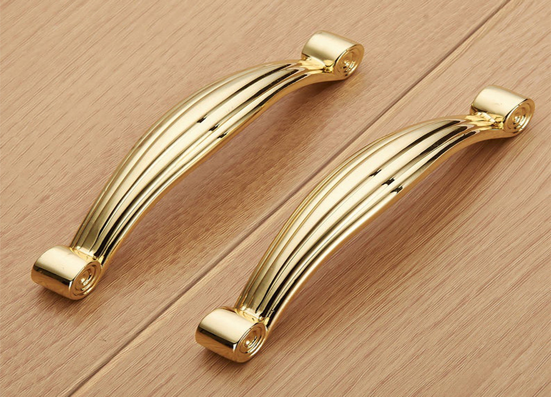 Nâng cấp tay nắm tủ mang đến cho chủ nhà nhiều lựa chọn khác nhau để thay đổi tủ theo sở thích cá nhân và phong cách của mình. Với vô số kiểu dáng, vật liệu, hoàn thiện và kích thước có sẵn trên thị trường, việc thay đổi tay nắm tủ cho phép các cá nhân điều chỉnh tủ cho phù hợp với sở thích cụ thể và bổ sung tính thẩm mỹ tổng thể cho ngôi nhà.